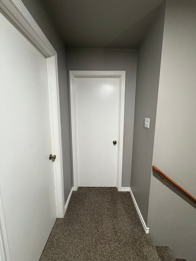 Building Photo - Newly Renovated Town-home