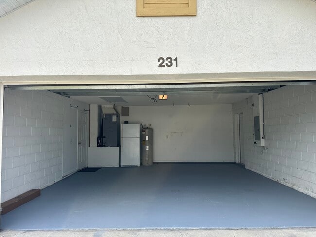 Building Photo - 231 Shady Oak Loop
