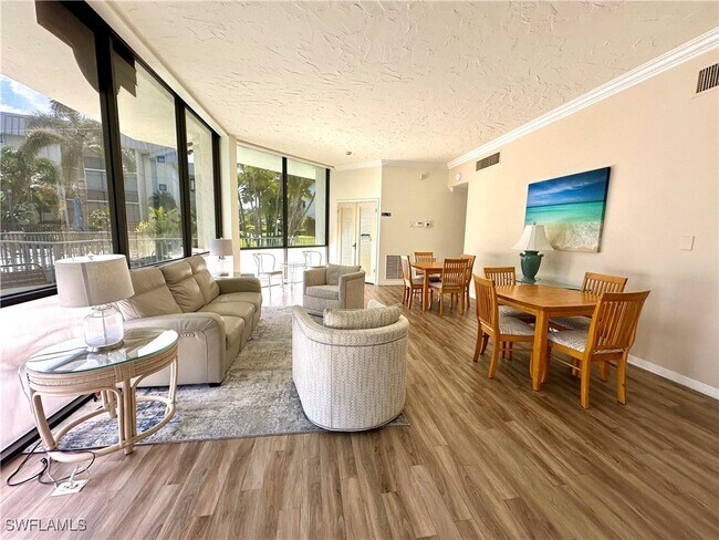 Building Photo - 788 Park Shore Dr