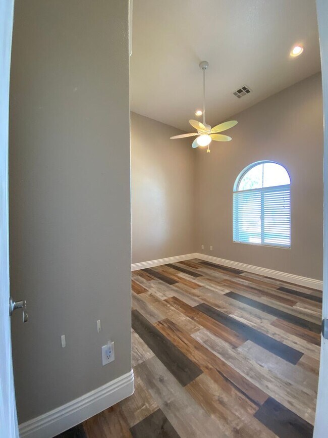 Building Photo - CALVADA VALLEY U.1 - Oakleaf Avenue