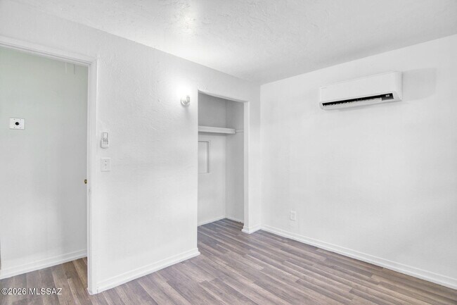 Building Photo - 5653 E 28th St