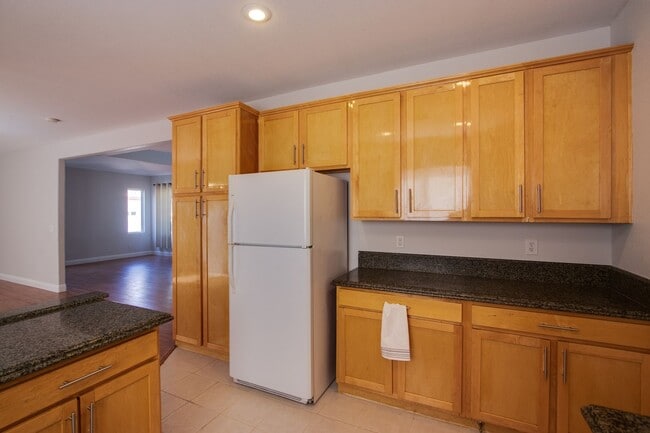 Building Photo - 4 bedroom 3 bath centrally located home