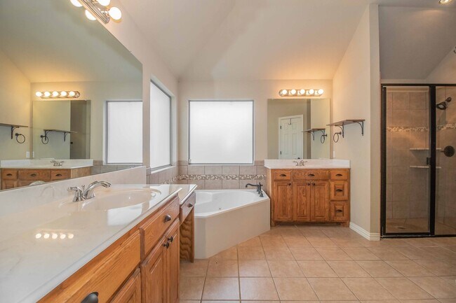 Building Photo - Beautiful Traditional Home on Over an Acre in Weatherford!