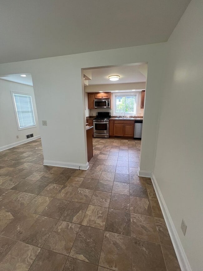 Building Photo - 3 Bed, 1.5 Bath Near U of R, Strong & Coll...