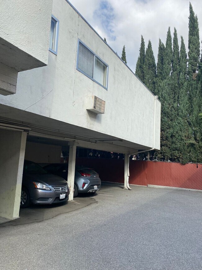 Building Photo - 220 W Spazier Ave