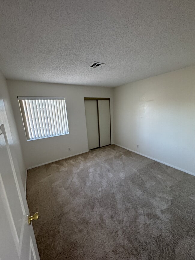 Building Photo - 3 Bed, 2 1/2 Bath Henderson