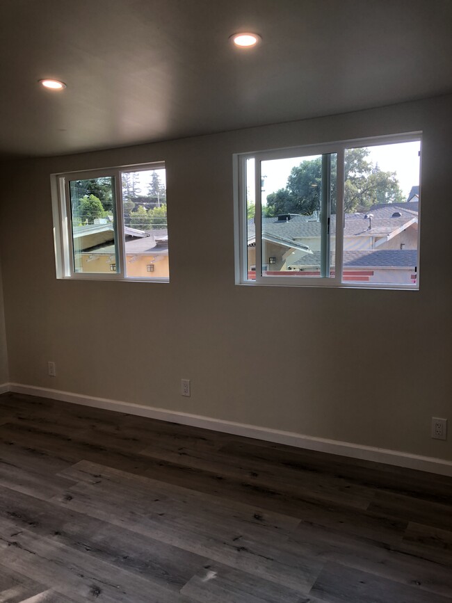Building Photo - 907 El Camino Real