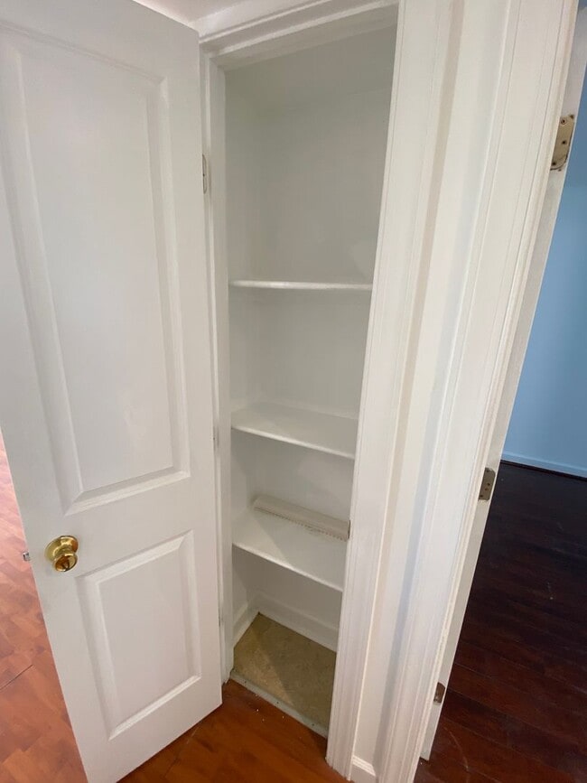 Building Photo - 2bd/1ba garden apartment; 706 sq.ft. $1500...