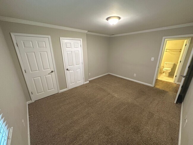 Building Photo - Spacious Condo in Prime Sandy Springs Location – Gated Community with Pool!