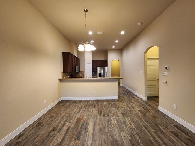 Building Photo - Walk to Historic Gruene / Fridge Included/ Gas Cooking / Fenced in Yard / CISD