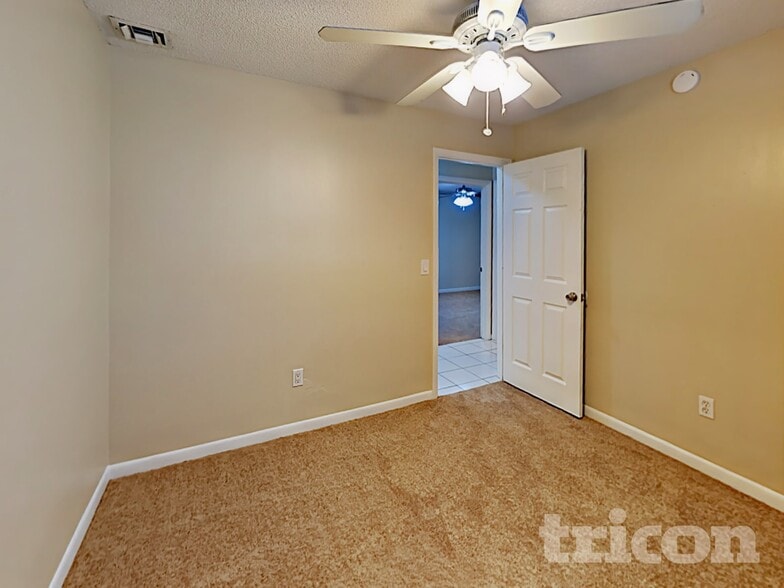 Building Photo - 120 N Alderwood St