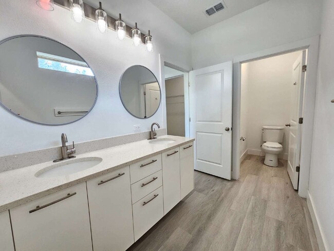 Building Photo - Private Master Bedroom and Bathroom available in a Large, Modern Home. The Master Bedroom feature...