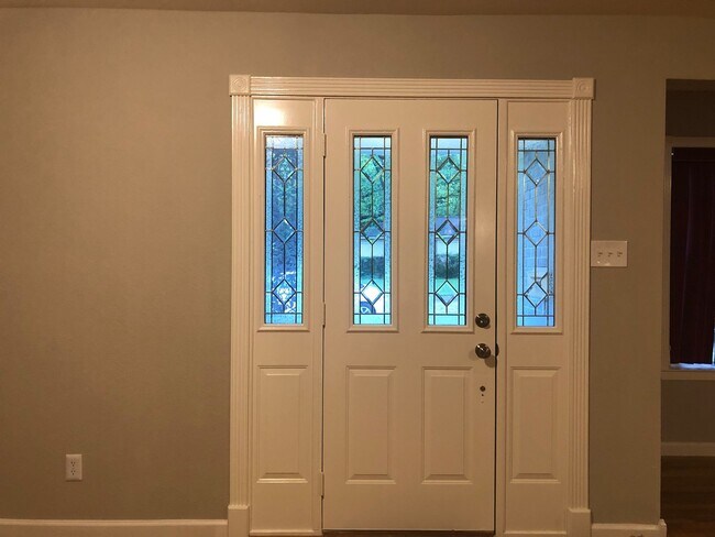 Building Photo - 4 Bedroom / 2.5 Baths / 2 Car Garage with ...