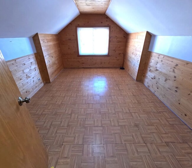 Building Photo - Exceptional single-family near UIC-DePaul University -North Park University