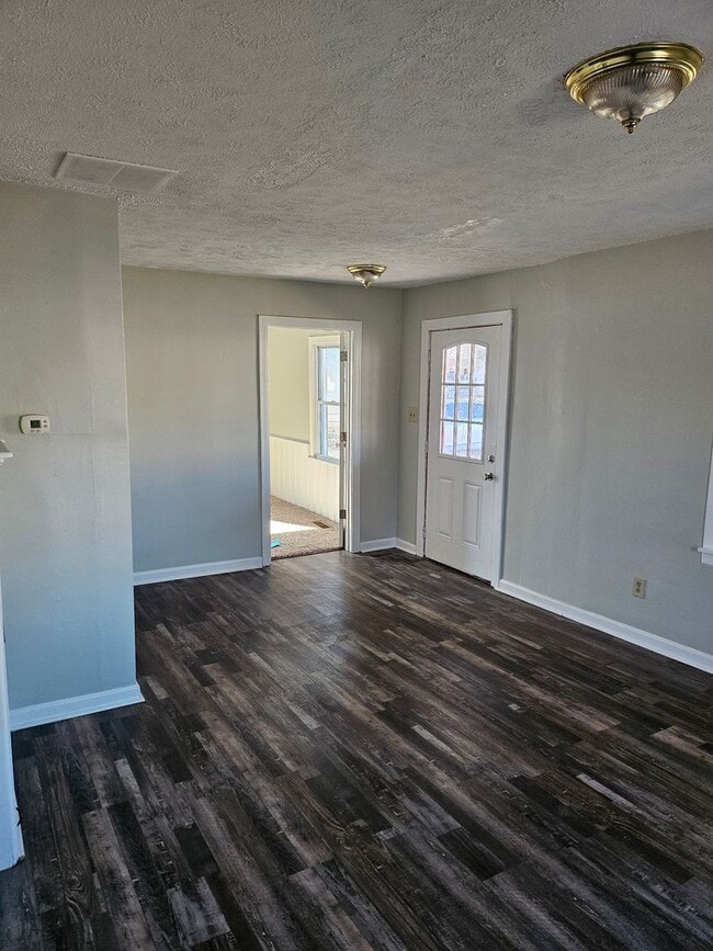 Primary Photo - 3 Bed 2-bathroom home