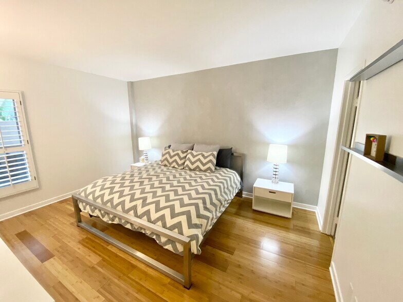 Bedroom with King Size Bed - 1131 Alta Loma Rd