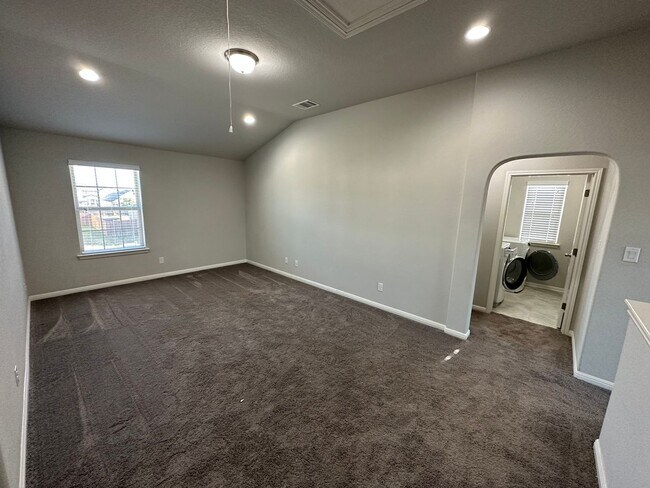 Building Photo - GORGEOUS 4BR 2.5 BATH WITH LOTS OF NEIGHBO...