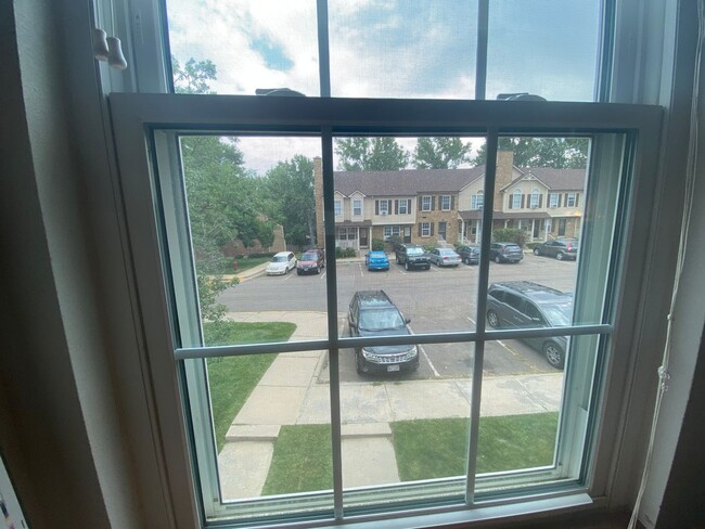 Building Photo - Cozy 2B/2B Remodeled Town Home Just Minute...