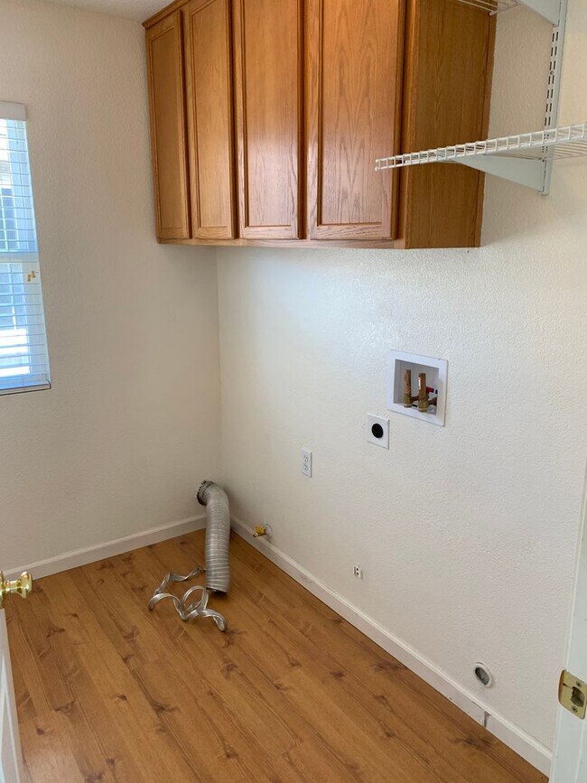Building Photo - Beautiful 3 Bedroom, 2.5 Brentwood Home