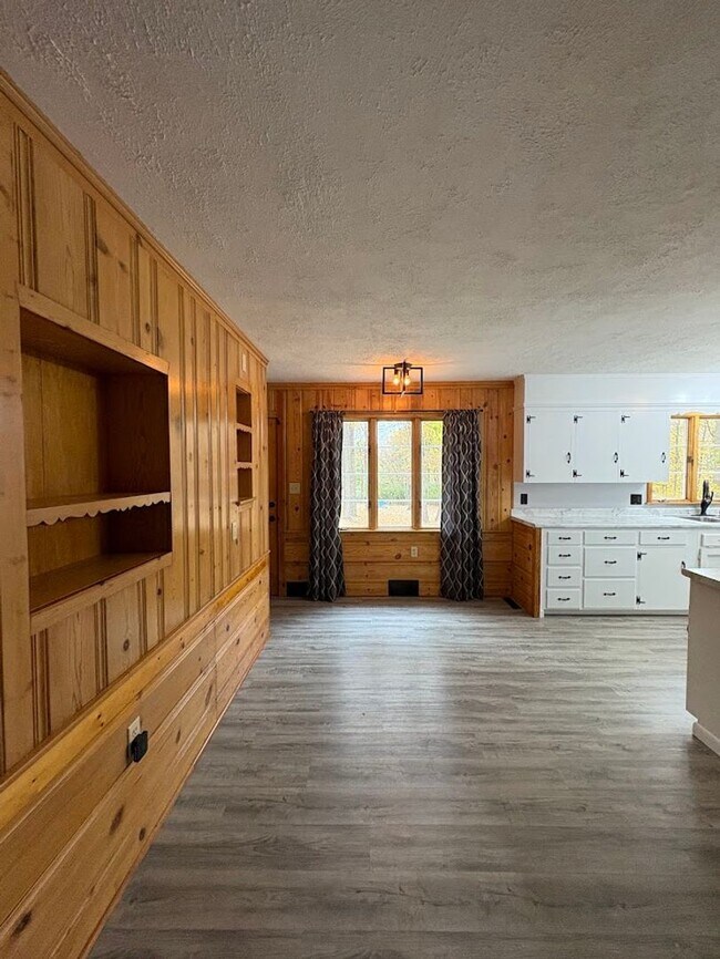 Building Photo - Two bedroom home for rent - Country living...