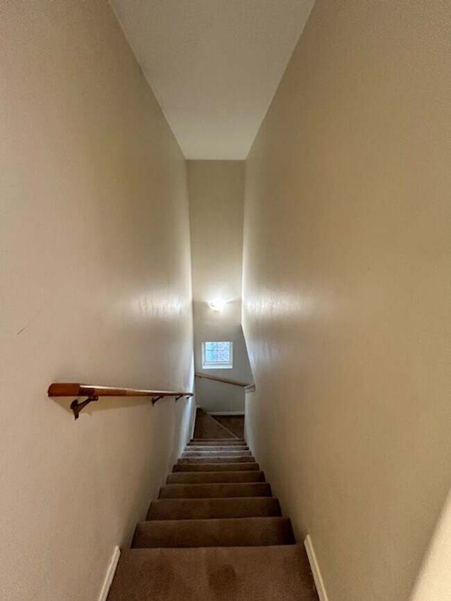 Building Photo - 3 Bedroom 2 Bathroom Centrally Located Tow...