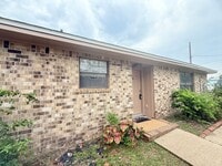 Building Photo - 2 Bedroom/2 Bath Triplex