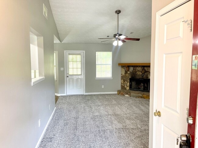 Building Photo - Welcome to this charming 3-bedroom, 2-bath...