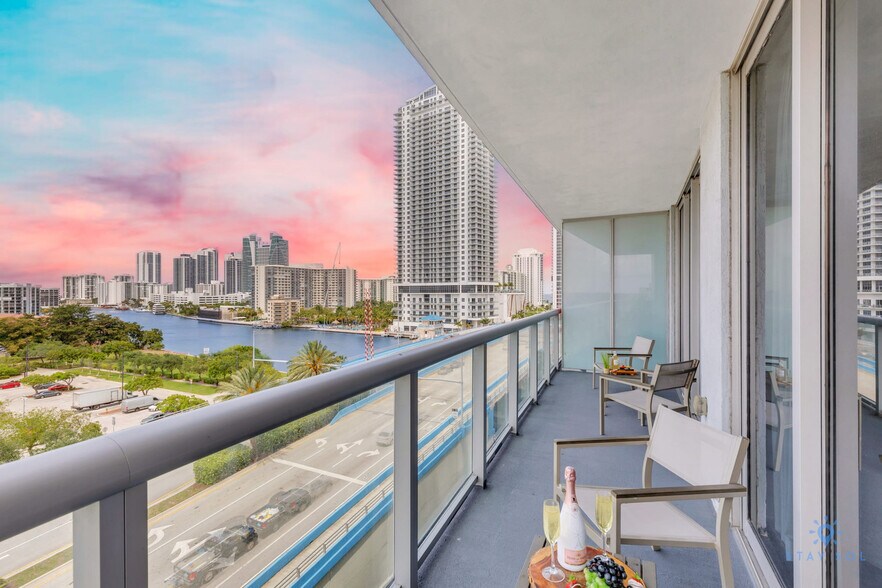 Building Photo - 2602 E Hallandale Beach Blvd