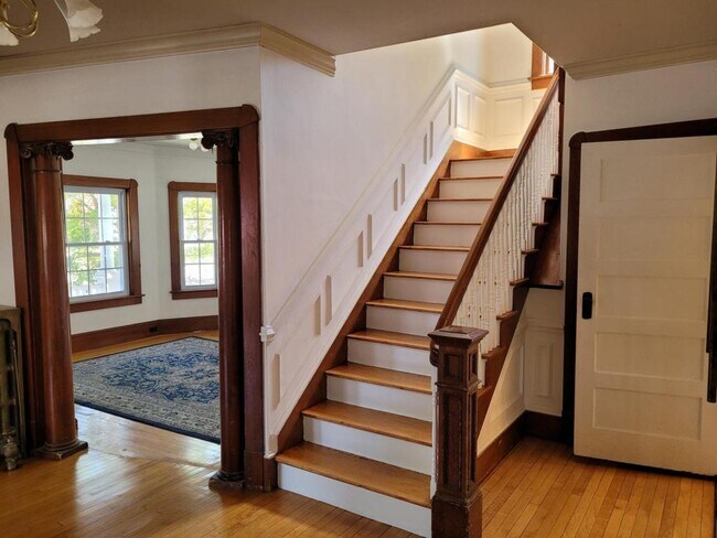 Building Photo - 2060 Elm St