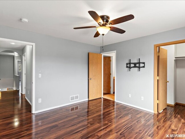 Building Photo - Spacious & Updated 3 Bedroom Duplex Near M...