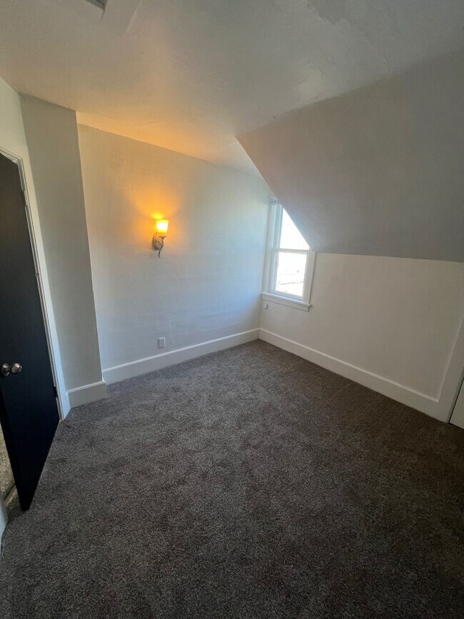 Building Photo - 4 Bedroom 2 Bath Single Family Home Available NOW!