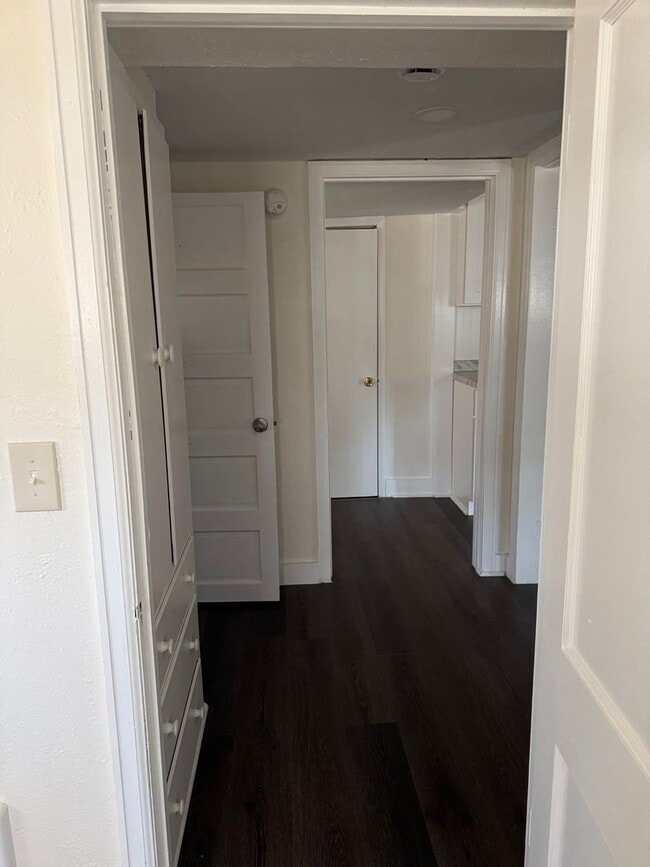 Building Photo - One Bedroom Lower Apartment