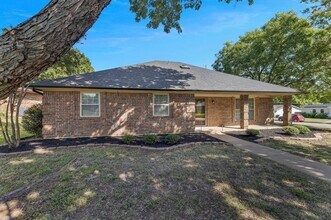 Building Photo - 245 SW Rand Dr