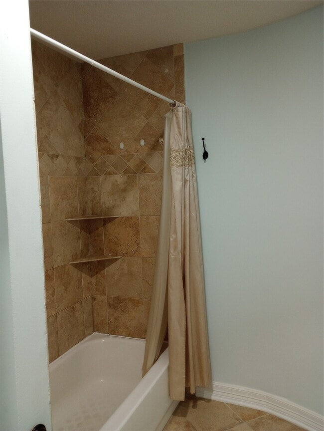 Building Photo - 810 Ivy Wall Dr