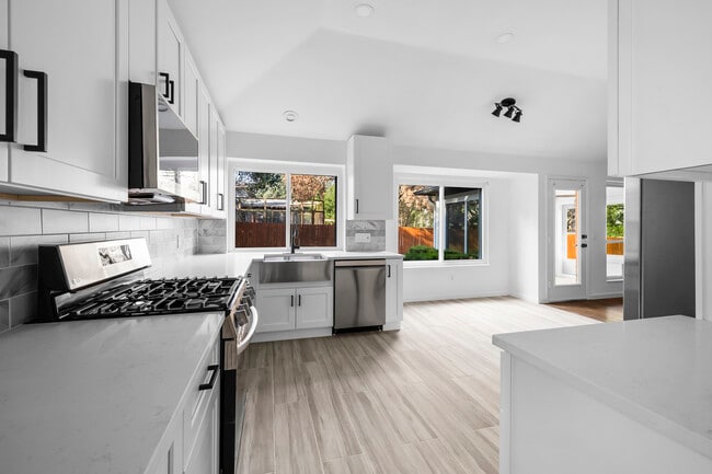 Building Photo - 6408 Back Bay Ln