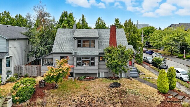 Building Photo - 423 NE 55th Ave