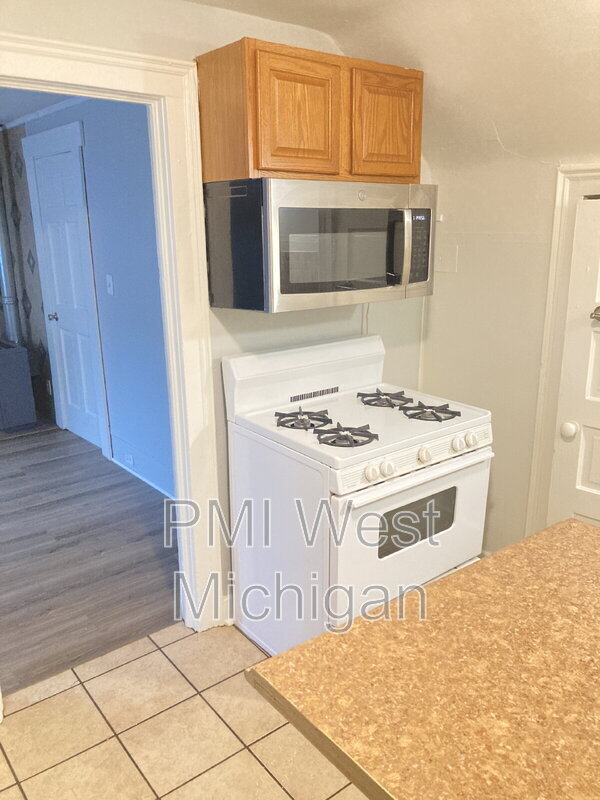 Building Photo - 826 Arianna St NW