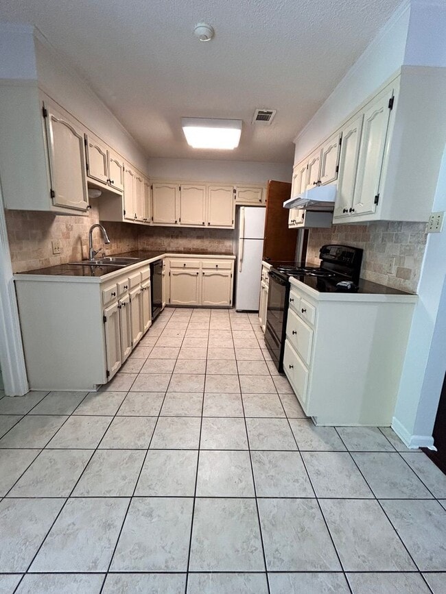 Building Photo - Great location near Perkins/Pecue!!