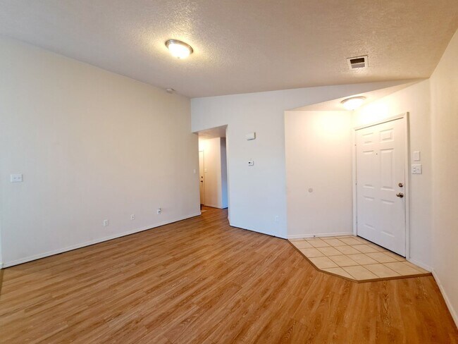 Building Photo - Cute 3 bed, 2 bath home in Huning Ranch