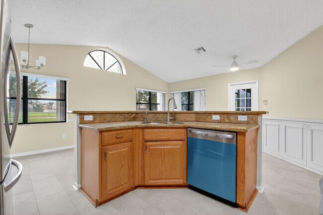 Building Photo - 8081 Cassia Dr