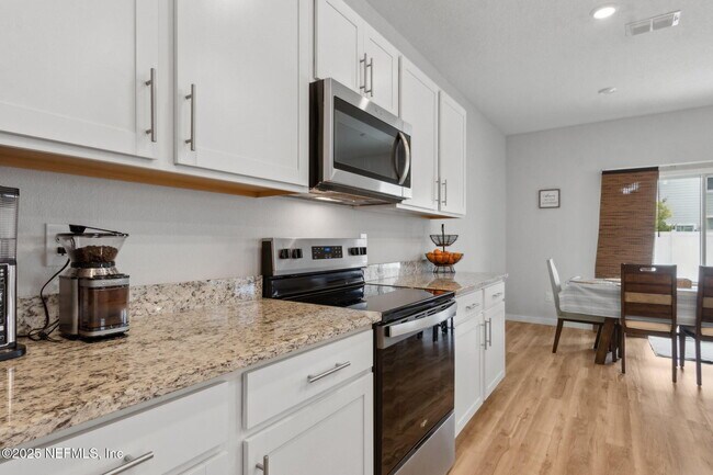 Building Photo - 14753 Cashew Ave