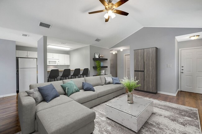 Building Photo - 3 Bedroom 2 Bath Duplex at Mansion Creek in Tyler! 1/2 off first full months rent