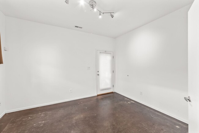 Building Photo - 3 Bedroom Townhome W/ Uptown Views (Coming...