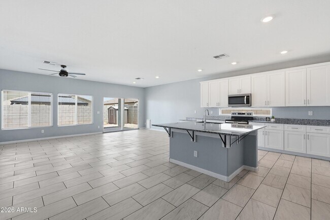 Building Photo - 1692 W Aztec Dr