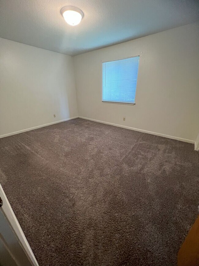 Building Photo - 2 Bedroom 1 Bath Balcony Apartment Available