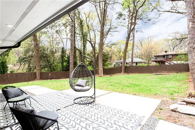 Building Photo - 2047 Seavey Dr