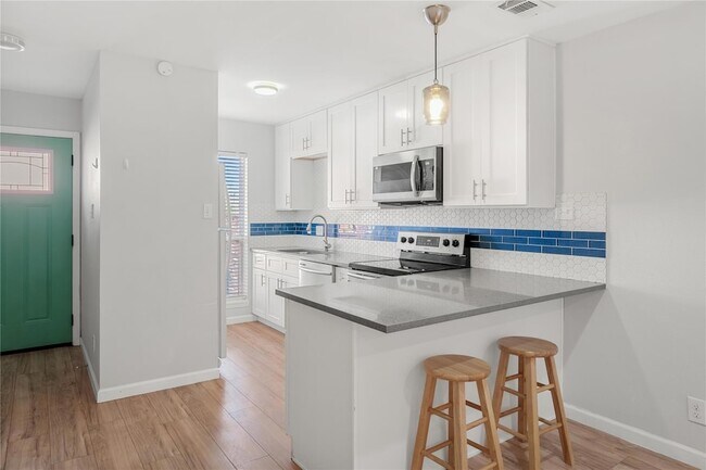 Building Photo - 3820 Southway Dr