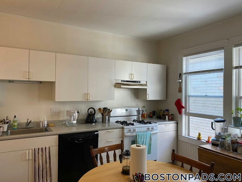 Building Photo - 32 Chatham St