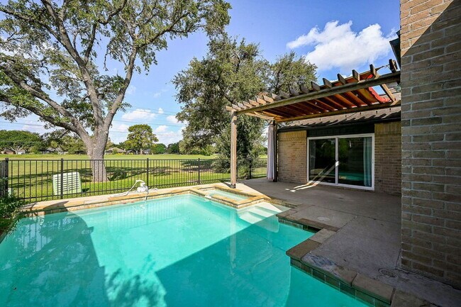 Building Photo - 414 Fox Briar Ln