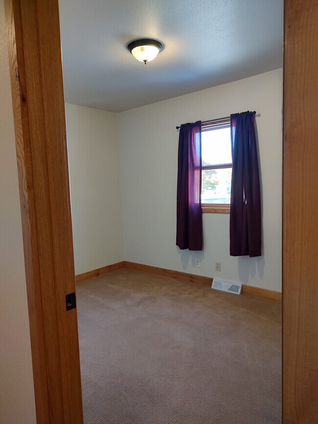 Middle bedroom - 713 Moreland Ave